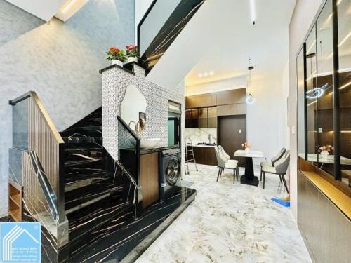 NHÀ 1 TRỆT 1 LẦU TRỤC CHÍNH HẺM 160 ĐƯỜNG TẦM VU THÔNG RA HẺM 50 TRẦN HOÀNG NA - FULL NỘI THẤT CAO 