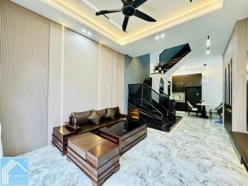 NHÀ 1 TRỆT 1 LẦU TRỤC CHÍNH HẺM 160 ĐƯỜNG TẦM VU THÔNG RA HẺM 50 TRẦN HOÀNG NA - FULL NỘI THẤT CAO 