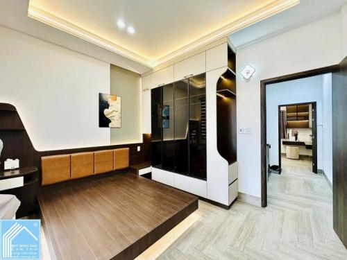 NHÀ 1 TRỆT 1 LẦU TRỤC CHÍNH HẺM 160 ĐƯỜNG TẦM VU THÔNG RA HẺM 50 TRẦN HOÀNG NA - FULL NỘI THẤT CAO 