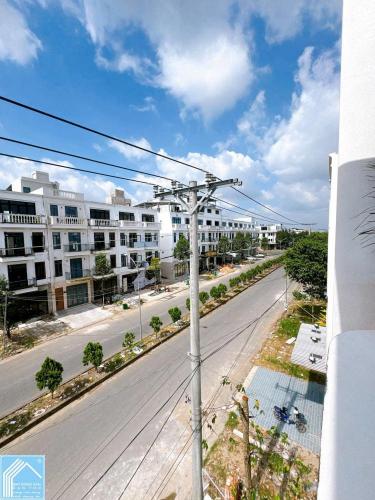 Nhà 1 trệt 2 lầu mới đẹp tại trục chính lộ số 65 D1  KDC Hồng Loan 