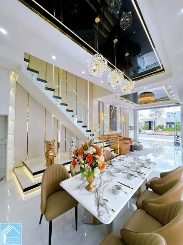 Nhà 1 trệt 2 lầu mới đẹp tại trục chính lộ số 65 D1  KDC Hồng Loan 