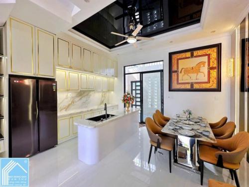  Nhà 1 trệt 2 lầu mới đẹp tại trục chính số 71 D1 KDC Hồng Loan - Cần Thơ