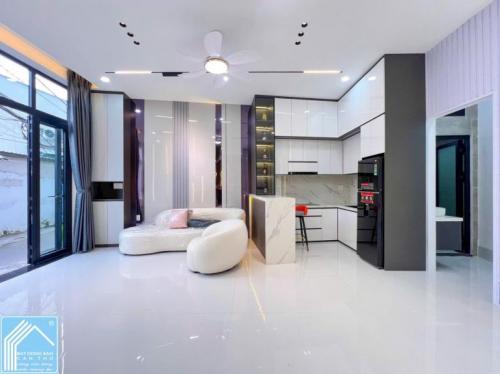 Nhà 1T1L đúc mới, GÓC 2MT HẺM, xe hơi tới nhà. Vị trí trung tâm, gần cầu Trần Hoàng Na