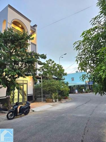 NHÀ 2 LẦU CÓ THANG MÁY – GẦN CHỢ 586 & BV HOÀN MỸ 