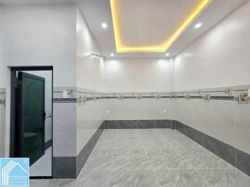 NHÀ 2 LẦU CÓ THANG MÁY – GẦN CHỢ 586 & BV HOÀN MỸ 