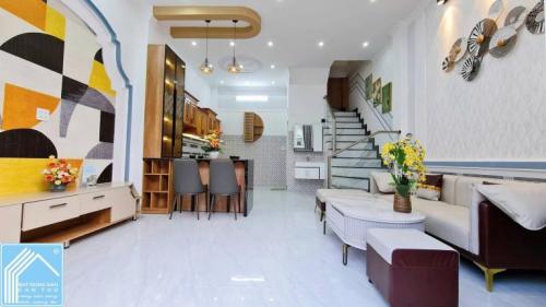 NHÀ 2Lầu MỚI ĐẸP - VỊ TRÍ ĐẸP - HOÀN CÔNG (Trục chính Hẻm, xe 7 chổ tới nhà)