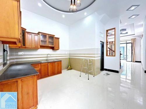 NHÀ 3 TẦNG KIÊNG CỐ ĐẬU XE OTO TRONG NHÀ -TRỤC CHÍNH HẺM LT 1 - 2 NGUYỄN VĂN CỪ GIÁP 