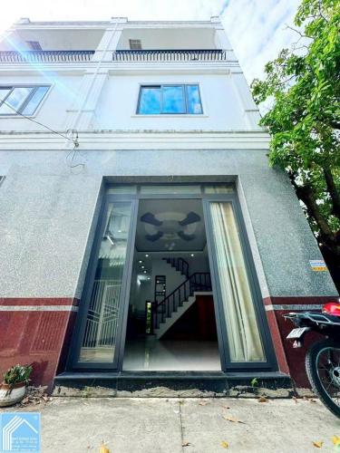 NHÀ 3 TẦNG KIÊNG CỐ ĐẬU XE OTO TRONG NHÀ -TRỤC CHÍNH HẺM LT 1 - 2 NGUYỄN VĂN CỪ GIÁP 