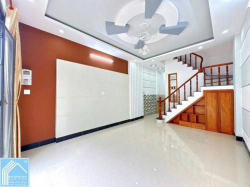 NHÀ 3 TẦNG KIÊNG CỐ ĐẬU XE OTO TRONG NHÀ -TRỤC CHÍNH HẺM LT 1 - 2 NGUYỄN VĂN CỪ GIÁP 