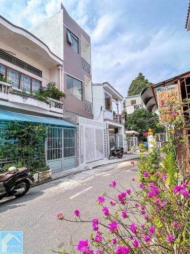 NHÀ 3 TẦNG MỚI XÂY 100%. TRỤC CHÍNH HẺM NHỰA 5M. CÁCH CHỢ AN HOÀ 50M. XUNG QUANH ĐẦY ĐỦ TIỆN ÍCH.