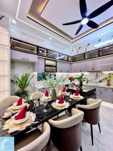 NHÀ 4 TẦNG  CÓ SÂN THƯỢNG CÓ SÂN ĐẬU XE 