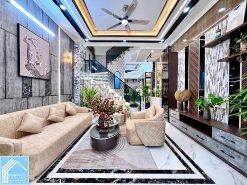 NHÀ 4 TẦNG  CÓ SÂN THƯỢNG CÓ SÂN ĐẬU XE 