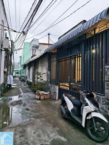 Nhà cấp 4 hẻm nhánh KDC 30 đường Nguyễn Văn Linh - Sau TTĐT lái xe - Gần Siêu thị Mega