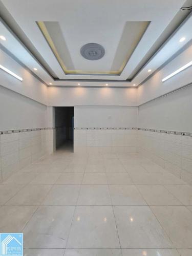 NHÀ ĐẸP - MẶT TIỀN LỘ NHỰA - VỊ TRÍ  ĐẸP NẰM ĐỐI DIỆN - CỔNG TRƯỜNG - LÊ BÌNH