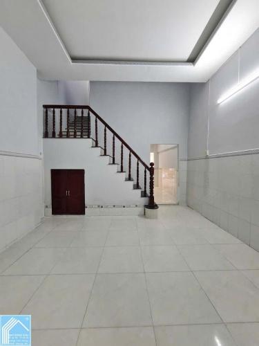 NHÀ ĐẸP - MẶT TIỀN LỘ NHỰA - VỊ TRÍ  ĐẸP NẰM ĐỐI DIỆN - CỔNG TRƯỜNG - LÊ BÌNH