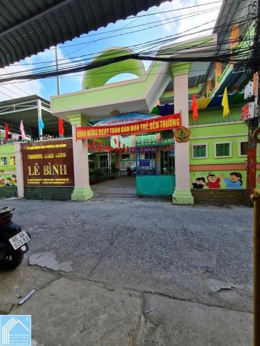 NHÀ ĐẸP - MẶT TIỀN LỘ NHỰA - VỊ TRÍ  ĐẸP NẰM ĐỐI DIỆN - CỔNG TRƯỜNG - LÊ BÌNH