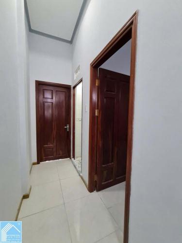 NHÀ ĐẸP - MẶT TIỀN LỘ NHỰA - VỊ TRÍ  ĐẸP NẰM ĐỐI DIỆN - CỔNG TRƯỜNG - LÊ BÌNH
