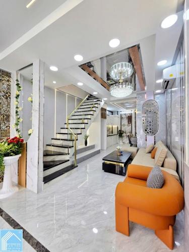NHÀ LẦU 3 P.NGỦ - Ô TÔ ĐẬU TRONG NHÀ - HẺM 11 NGUYỄN VĂN LINH - GIÁP ĐS1 KHU CÁN BỘ ĐHCT