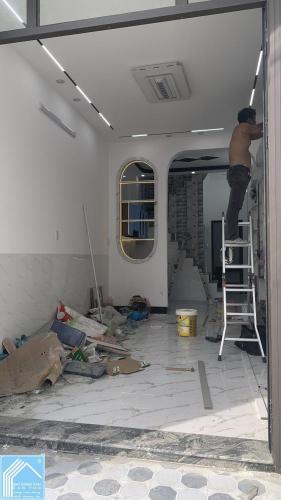 NHÀ LẦU ĐANG HOÀN THIỆN - 3 P.NGỦ - Ô TÔ ĐẬU TRƯỚC NHÀ - CÁCH CHỢ AN BÌNH 100M 