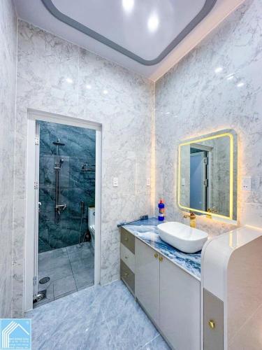 NHÀ LẦU ĐÚC XÂY MỚI RẤT ĐẸP | FULL NỘI THẤT KDC CỬU LONG KẾ BÊN ĐH Y DƯỢC - KDC AN NINH ỔN ĐỊNH