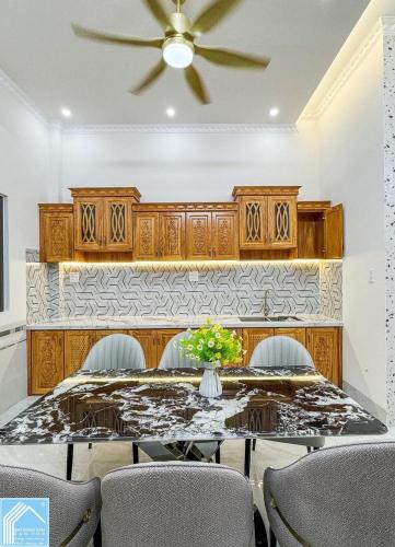 NHÀ LẦU GẦN ĐH NAM CẦN THƠ - LỘ NHỰA Ô TÔ ĐẬU TRONG NHÀ