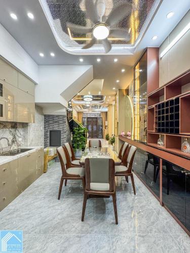 NHÀ LẦU KHU TIỂU DỰ ÁN NHI ĐỒNG - Ô TÔ ĐẬU TRONG NHÀ