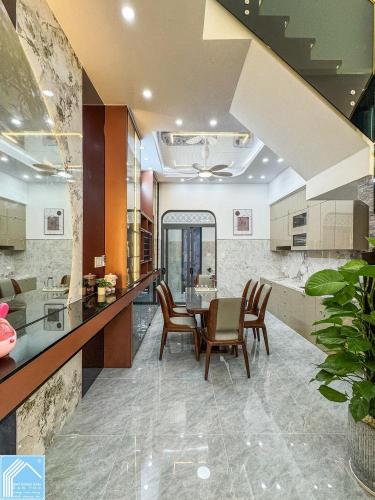 NHÀ LẦU KHU TIỂU DỰ ÁN NHI ĐỒNG - Ô TÔ ĐẬU TRONG NHÀ