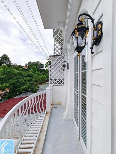 Nhà mặt tiền chợ An Khánh, Trường học đối diện nhà