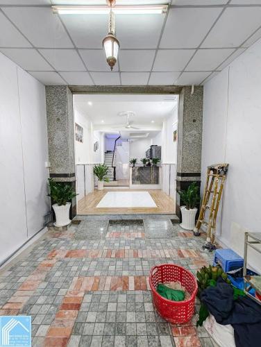 Nhà mặt tiền chợ An Khánh, Trường học đối diện nhà
