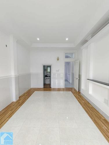 Nhà mặt tiền chợ An Khánh, Trường học đối diện nhà