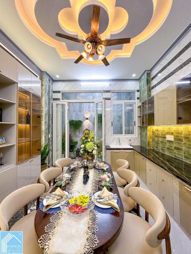 NHÀ MỚI 1 TRỆT 1 LẦU GẦN ĐẠI HỌC Y DƯỢC  Ô TÔ ĐẬU TRONG NHÀ