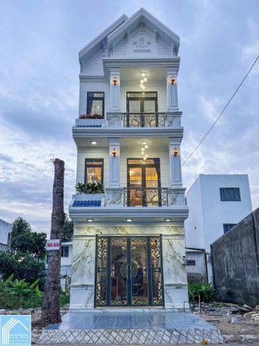 Nhà mới 1 trệt 2 lầu đường D4 KDC Hồng Loan đoạn ngoài ngay chung cư  