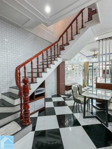 ​NHÀ PHỐ 1 TRỆT 3 LẦU MT ĐƯỜNG NGUYỄN VĂN TRỖI CẶP VÁCH ĐH CẦN THƠ 