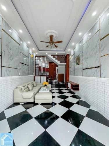 ​NHÀ PHỐ 1 TRỆT 3 LẦU MT ĐƯỜNG NGUYỄN VĂN TRỖI CẶP VÁCH ĐH CẦN THƠ 