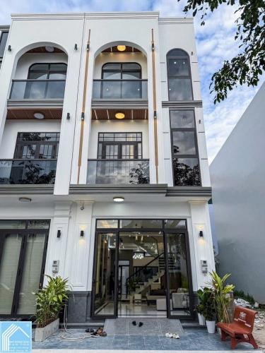 NHÀ PHỐ 3 TẦNG KIẾN TRÚC HIỆN ĐẠI. TẶNG FULL NỘI THẤT CAO CẤP. ĐƯỜNG SỐ 5 KDC VĂN HOÁ TÂY ĐÔ -