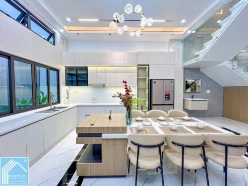 NHÀ PHỐ 3 TẦNG KIẾN TRÚC HIỆN ĐẠI. TẶNG FULL NỘI THẤT CAO CẤP. ĐƯỜNG SỐ 5 KDC VĂN HOÁ TÂY ĐÔ -
