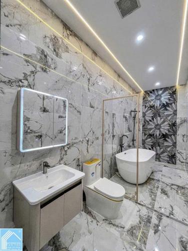 NHÀ PHỐ 3 TẦNG KIẾN TRÚC TÂN CỔ ĐIỂN SANG TRỌNG - TRỤC CHÍNH ĐƯỜNG D1 KDC HỒNG LOAN