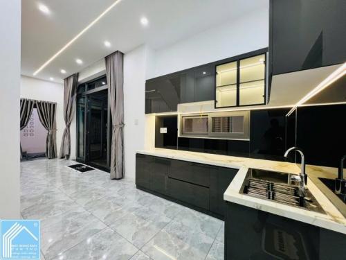 NHÀ TRỆT LẦU GÓC 2 MẶT TIỀN HẺM OTO TỚI NHÀ (HẺM 115 CMT8, TP. CẦN THƠ