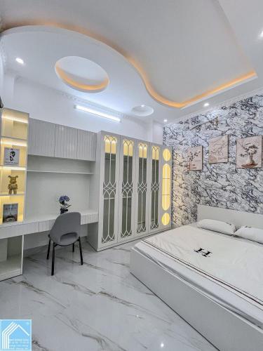 NHÀ TRỆT LẦU MẶT TIỀN ĐƯỜNG TÔ VĨNH DIỆN - SAU LƯNG BỜ KÈ MÁT MẺ