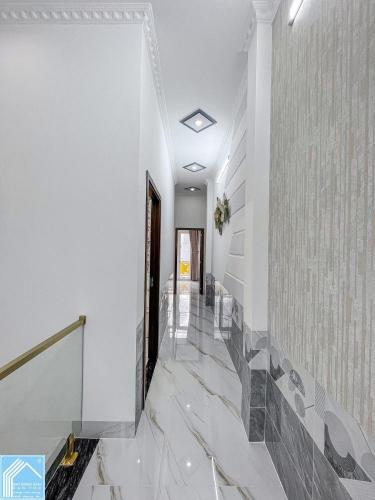 NHÀ TRỆT LẦU MẶT TIỀN ĐƯỜNG TÔ VĨNH DIỆN - SAU LƯNG BỜ KÈ MÁT MẺ