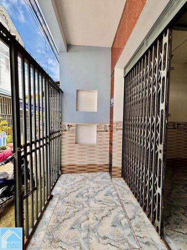 NHÀ TRỆT LẦU NGUYÊN CĂN GIÁ NHƯ MINI HOUSE. - 3 Phòng ngủ, 2 toilet, Bếp. Sân đậu được 3-4 xe máy. 