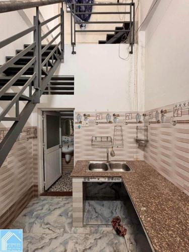 NHÀ TRỆT LẦU NGUYÊN CĂN GIÁ NHƯ MINI HOUSE. - 3 Phòng ngủ, 2 toilet, Bếp. Sân đậu được 3-4 xe máy. 