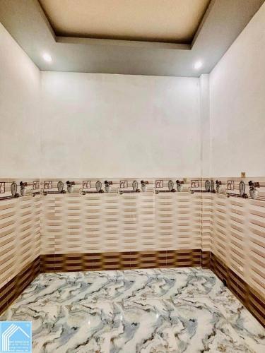 NHÀ TRỆT LẦU NGUYÊN CĂN GIÁ NHƯ MINI HOUSE. - 3 Phòng ngủ, 2 toilet, Bếp. Sân đậu được 3-4 xe máy. 