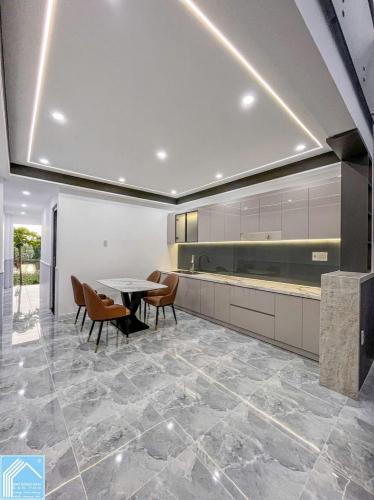 NHÀ TRỆT LỬNG KIẾN TRÚC HIỆN ĐẠI MỚI XÂY - 3 PHÒNG NGỦ - TẶNG NỘI THẤT - LỘ ÔTÔ.CÁCH ĐH Y DƯỢC 2,5K