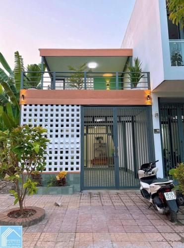 NHÀ TRỆT LỬNG PHÚ AN – VIEW CÔNG VIÊN – NỘI THẤT GỖ TỰ NHIÊN