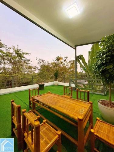 NHÀ TRỆT LỬNG PHÚ AN – VIEW CÔNG VIÊN – NỘI THẤT GỖ TỰ NHIÊN